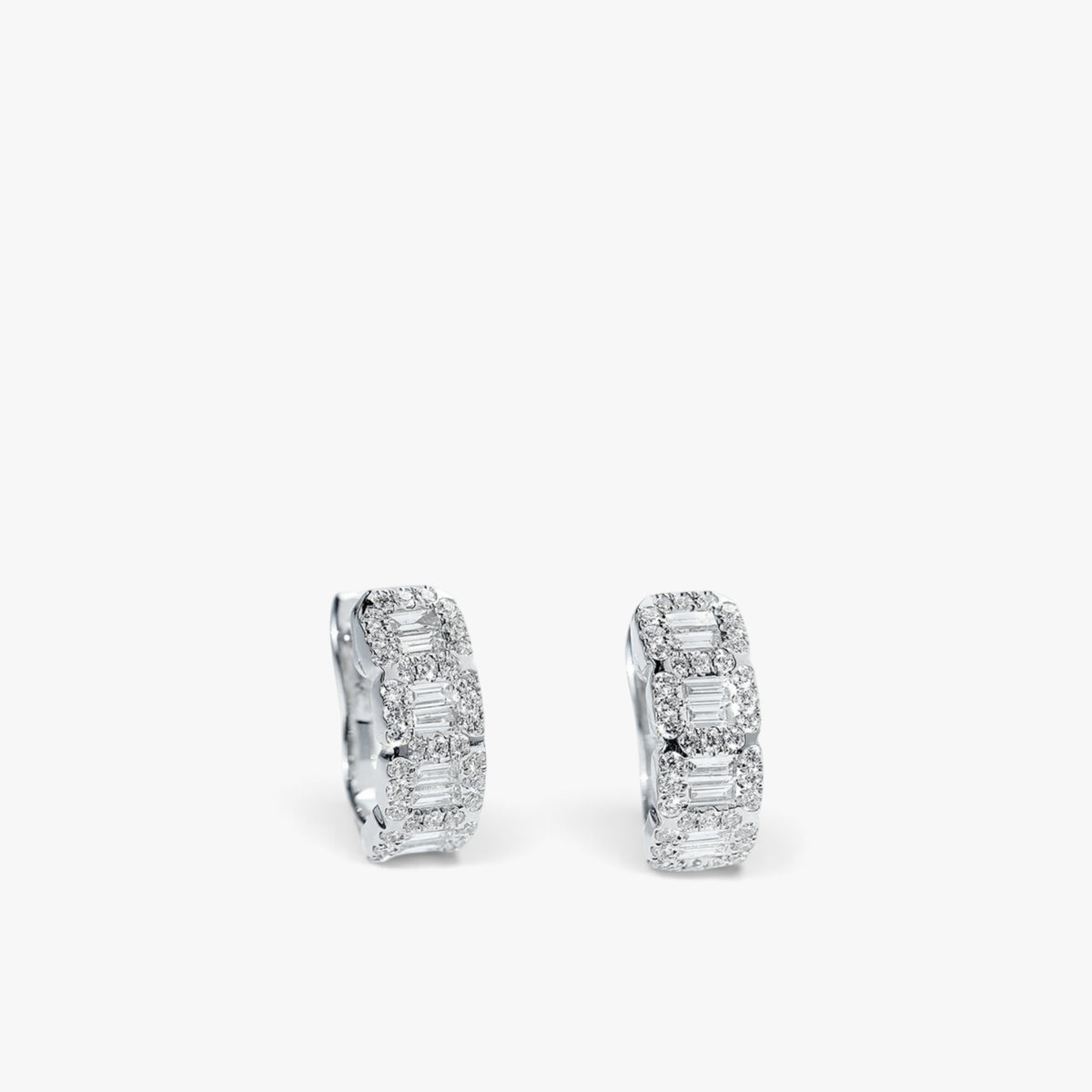 Éclat Baguette Huggie Earrings 18k White Gold