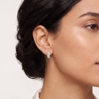 Éclat Baguette Huggie Earrings 18k White Gold
