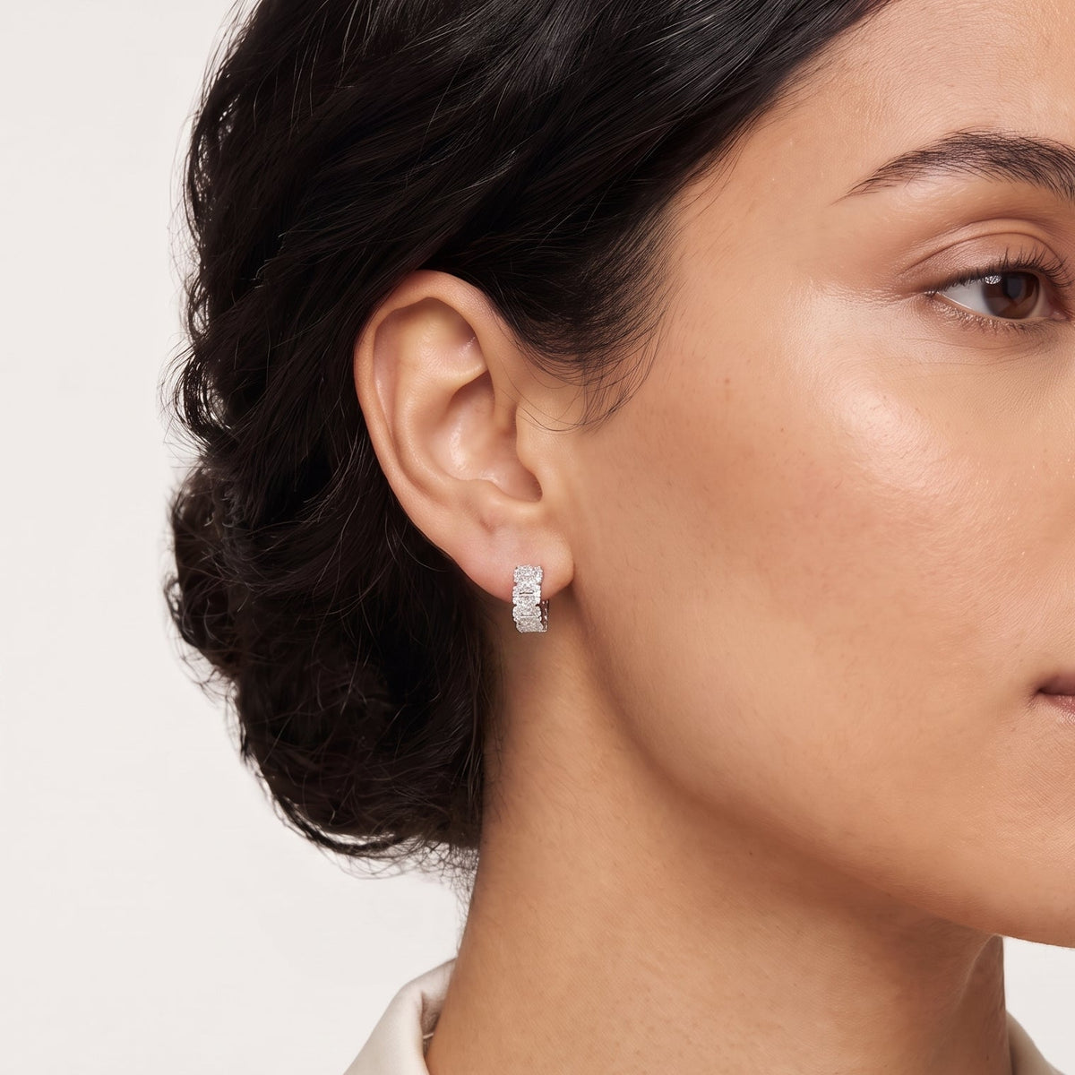 Éclat Baguette Huggie Earrings 18k White Gold