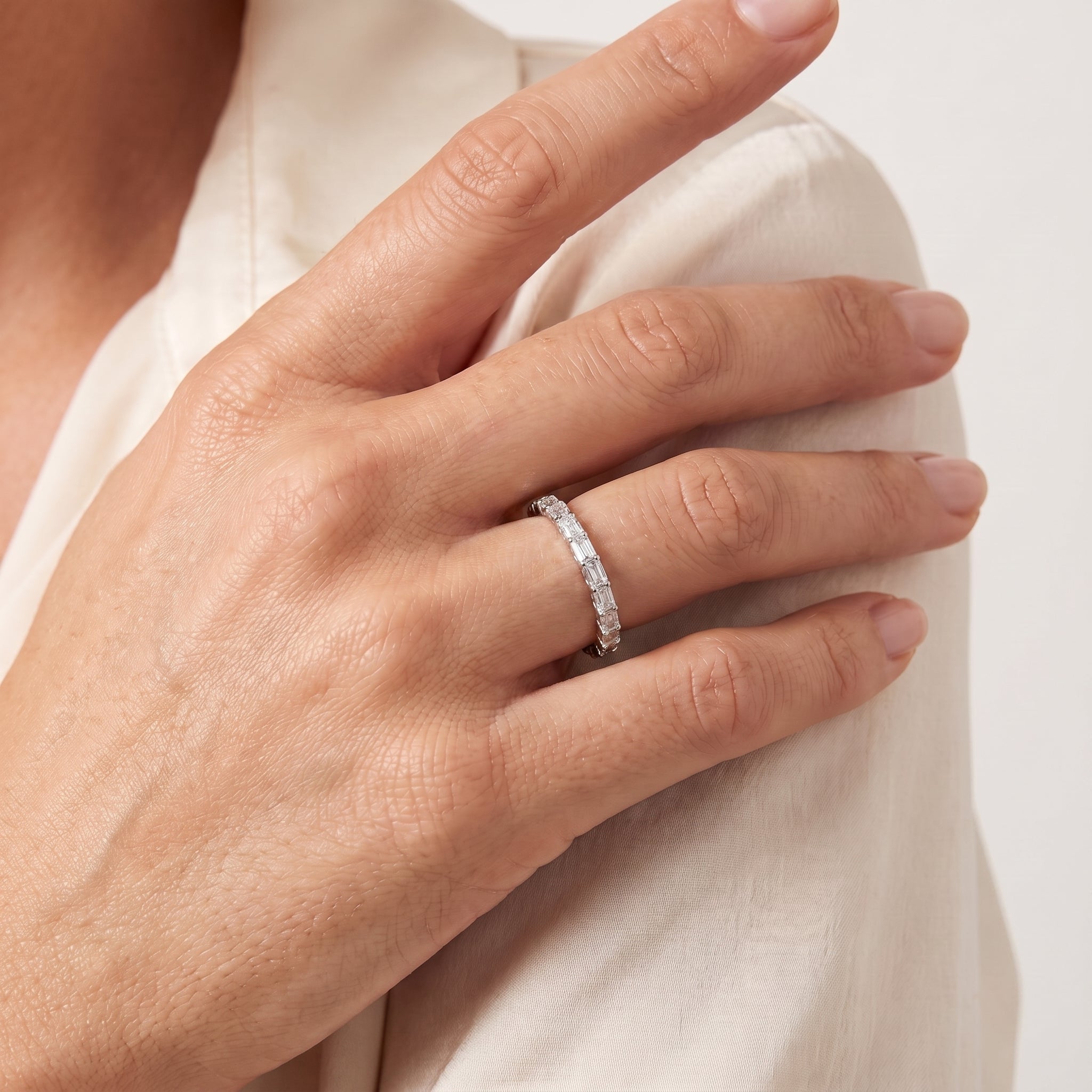 Éclipse Emerald Eternity Ring 18k White Gold