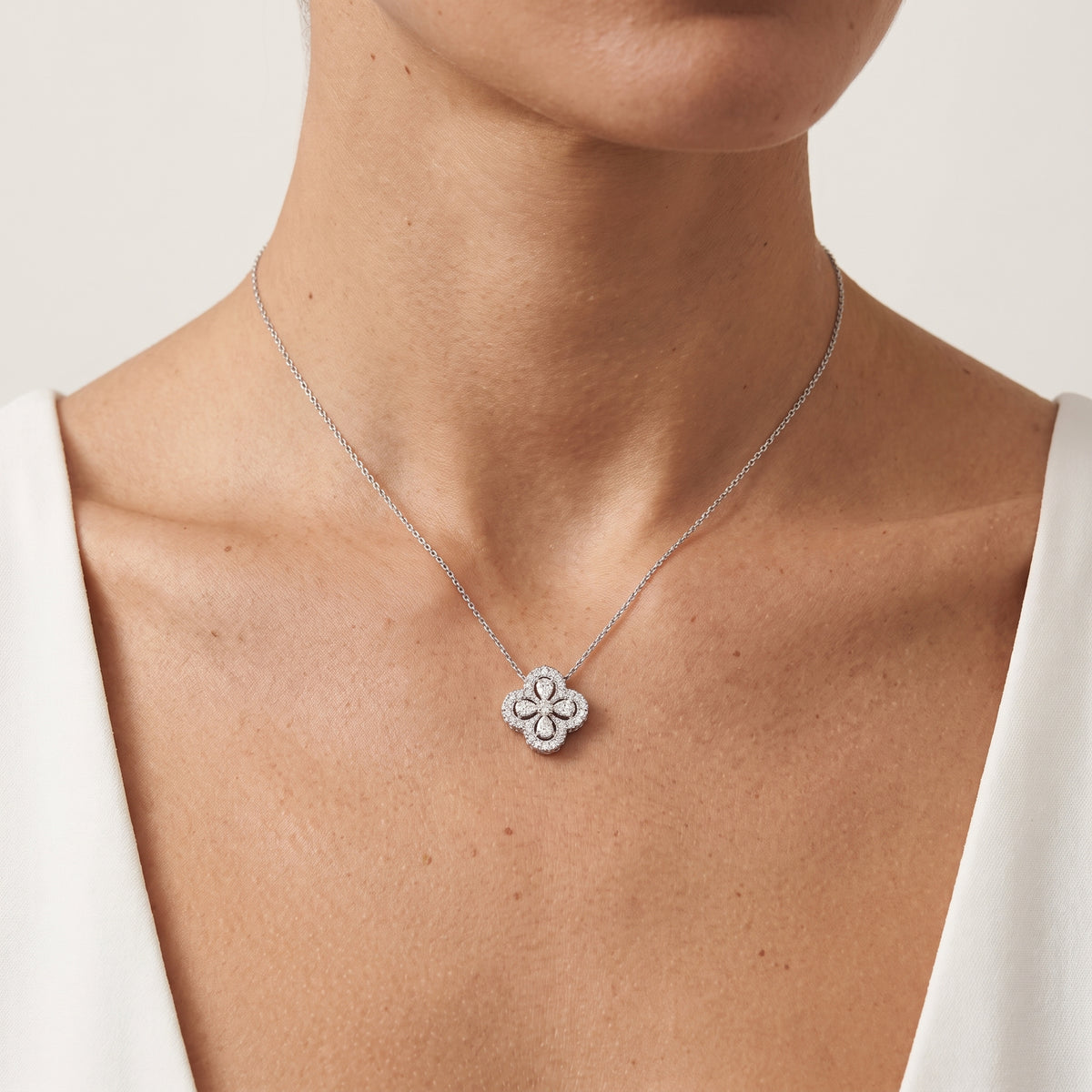 Fleuré Halo Diamond Necklace 18k White Gold