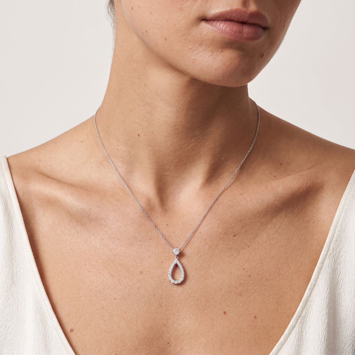 Lumière Teardrop Necklace 18k White Gold